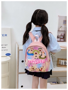 Sac à dos rose pour enfant avec motif capybara, porté par un enfant pour montrer la taille