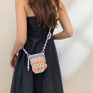 Sac à bandoulière exquis en perles avec détails roses et violets et cordon de serrage