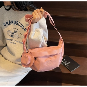 Sac à bandoulière demi-lune en toile rose avec petite pochette dans un style décontracté
