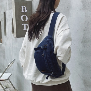 Sac de poitrine en denim bleu foncé style japonais pour femmes avec plusieurs zips