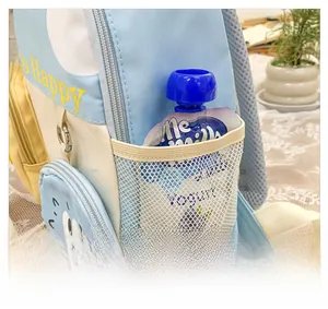 Details des blau-gelben Kinderrucksacks mit Netzseitentasche und kleiner runder Tasche