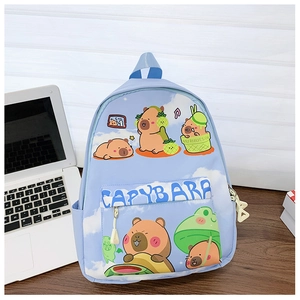 Détail du sac à dos bleu clair Capybara avec des motifs de dessins animés mignons