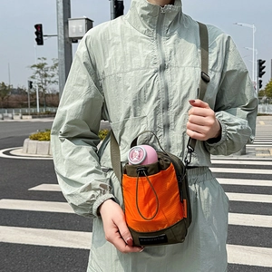 Sac bandoulière en nylon olive et orange pour gourde avec sangle réglable et cordon