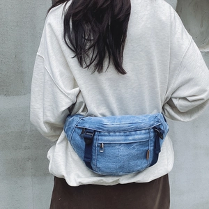 Sac banane en denim pour femme avec sangle réglable et plusieurs poches zippées pratiques
