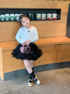Dettaglio di una mini borsa rosa a specchio laser con finitura metallica per bambine alla moda
