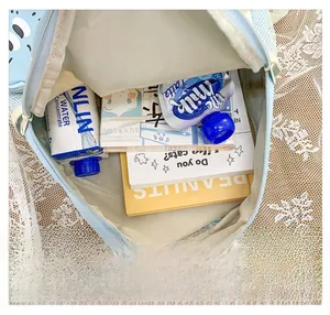 Makroansicht des großen Innenraums dieses niedlichen Kinderrucksacks mit viel Stauraum