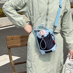 Sac bandoulière bleu léger pour bouteille d'eau, idéal pour voyage et sport plein air