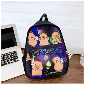 Détail d'un sac à dos en toile noire avec imprimé Capybara sur un bureau en bois