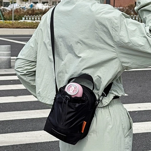 Sac bandoulière compact en nylon noir avec poche à cordon pour voyage et extérieur