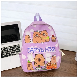 Détail du sac à dos lilas avec imprimés de Capybara mignons et poche zippée devant