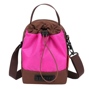 Mini sac bandoulière rose dopamine avec cordon de serrage et bandoulière réglable