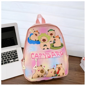 Détail du sac à dos Capybara rose avec imprimés mignons et doubles fermetures éclair