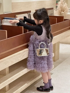 Mini borsa a tracolla argento specchiato per bambine con catena su modella bambina