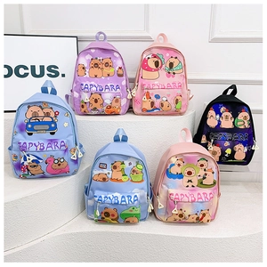 Vue détaillée de sacs à dos pour enfants Capybara en plusieurs couleurs pastel
