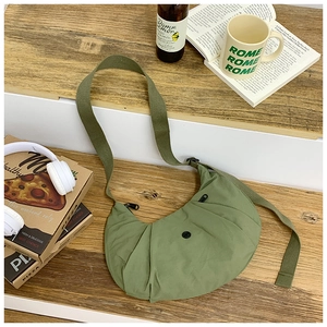 Detailansicht der olivgrünen Nylon-Halbmondtasche mit verstellbarem Gurt und Falten