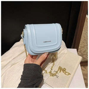 Détail du mini sac bandoulière bleu clair avec surpiqûres en U et chaîne dorée