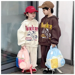 Detailansicht niedlicher Cartoon-Rucksäcke und passender Fleece-Hoodies für Kinder im Set