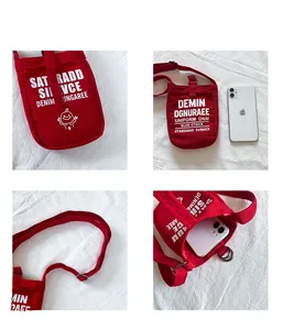 Dettaglio borsa porta cellulare in tela rossa con stampa cartoon e tracolla regolabile