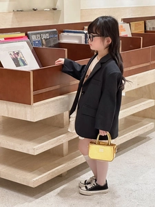 Dettaglio mini borsa dorata a specchio con logo a rilievo e manici eleganti