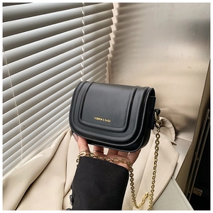 Détail du mini sac à bandoulière noir avec chaîne dorée et lettrage doré Fashion & Bags