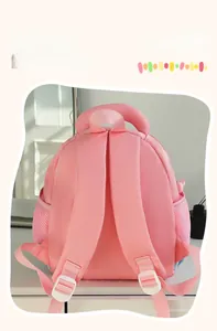 Détail du sac à dos enfant rose montrant le rembourrage respirant et les bretelles