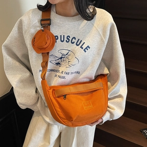 Sac bandoulière en toile orange style demi-lune avec petite pochette ronde zippée