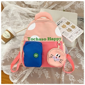 Detail des rosa Kinderrucksacks mit weißen Punkten und abnehmbarer Kaninchentasche