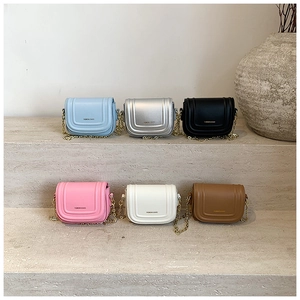 Détail de mini sacs à bandoulière avec chaîne dorée disponibles en six couleurs douces