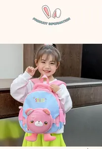 Détail du sac à dos enfant rose et bleu avec ours 3D et poche latérale filet