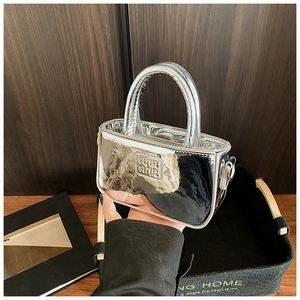 Dettaglio della mini borsa a mano argento effetto specchio con logo AIR in rilievo