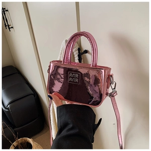 Dettaglio mini borsa specchio laser rosa con manico e logo AIR in rilievo curato