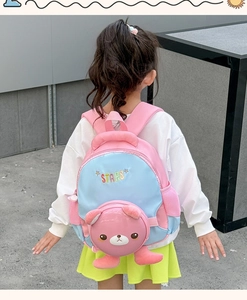 Vue arrière du sac à dos enfant bicolore rose et bleu avec poche ours en peluche