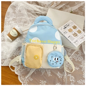 Detailansicht des Kinderrucksacks mit Punkten, seitlicher Netztasche und süßem Rundbeutel