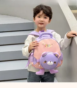 Détail du sac à dos enfant violet avec ours en peluche 3D et broderie STARS colorée