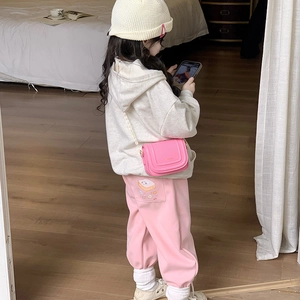 Tenue mode pour fillette avec sweat à capuche beige, jogging rose et petit sac bandoulière