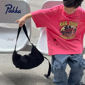 Streetwear-Set für Kinder mit pinkem T-Shirt blauer Cargohose und schwarzer Umhängetasche