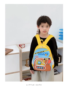 Détail du sac à dos pelleteuse jaune pour enfant avec bretelles et poches en filet