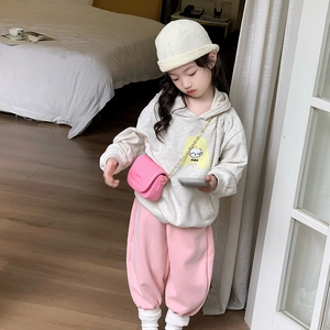 Ensemble mode trois pièces pour petite fille avec sweat à capuche, pantalon rose et sac