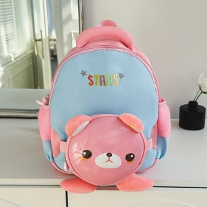 Détail du sac à dos enfant bicolore avec ours en peluche 3D et broderie STARS