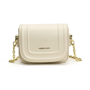 Sac bandoulière minimaliste blanc crème avec chaîne dorée et imprimé mode lettre