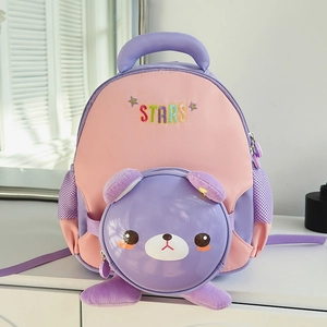 Détail d'un sac à dos rose pour enfant avec broderie d'étoiles et pochette d'ours 3D
