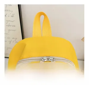 Détail des fermetures éclair bidirectionnelles et de la poignée sur le sac à dos enfant