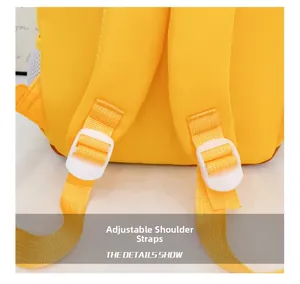 Détail des bretelles rembourrées réglables sur le sac à dos jaune pour enfants
