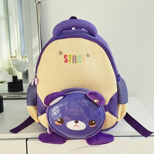 Détail du sac à dos enfant violet et jaune avec poche ours mignonne et broderie d'étoiles