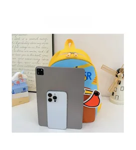 Comparaison de taille du sac à dos enfant avec tablette et téléphone portable