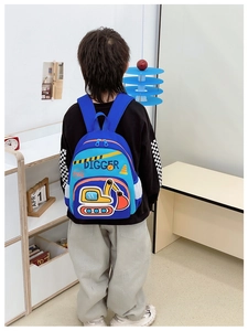 Détail du sac à dos pelleteuse bleu et orange avec larges bretelles rembourrées
