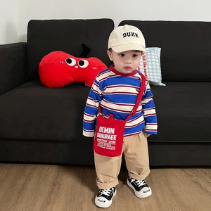 Completo per bambini con maglia a righe a maniche lunghe e borsa a tracolla rossa