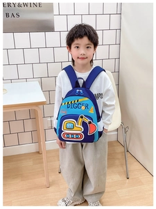 Sac à dos bleu pour enfant avec motif pelleteuse et larges bretelles porté par un garçon