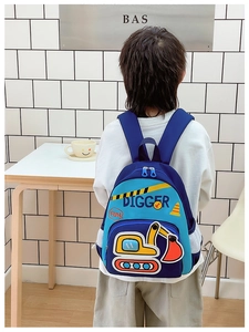 Sac à dos pour enfant avec motif pelleteuse, poches filet et design patchwork bleu
