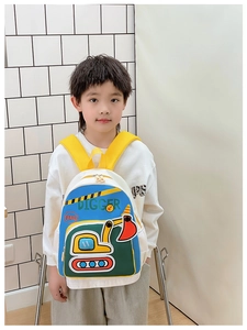 Détail de la broderie d'excavatrice et poche filet sur ce sac à dos enfant